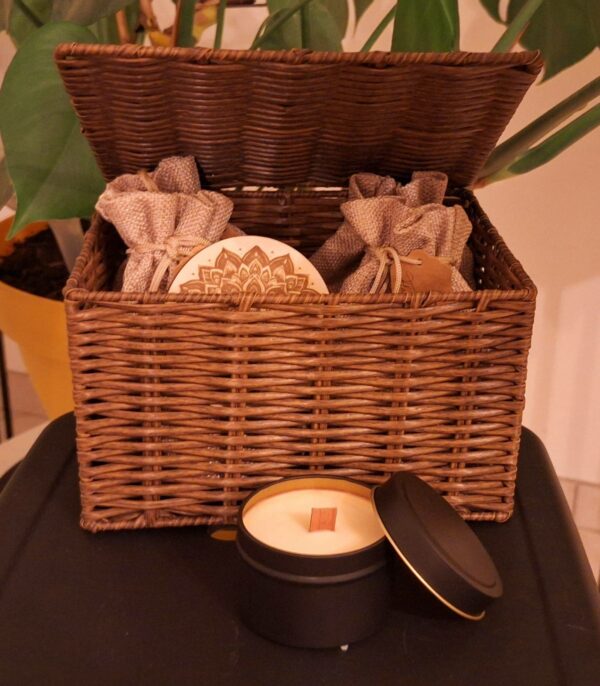 COFFRE EN OSIER + 4 BOUGIES & DESSOUS DE BOUGIE BOIS