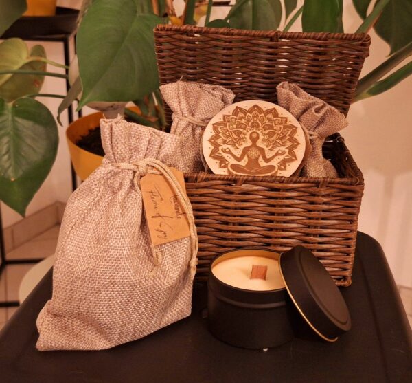 COFFRE EN OSIER + 2 BOUGIES & DESSOUS DE BOUGIE BOIS